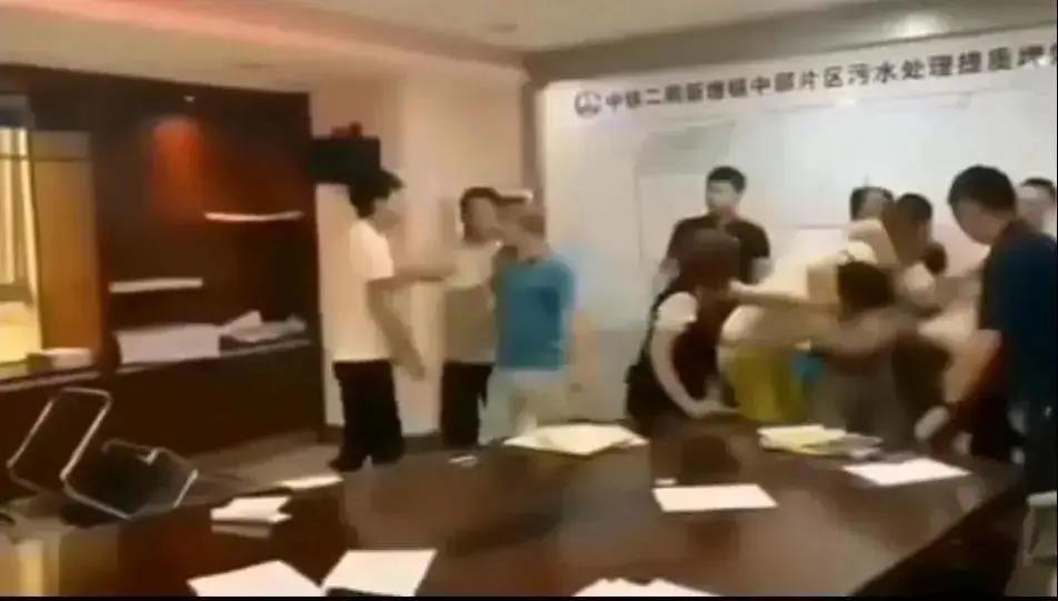 中鐵二局閥門投標現(xiàn)場，報最低價者被“群揍”…咋回事？-